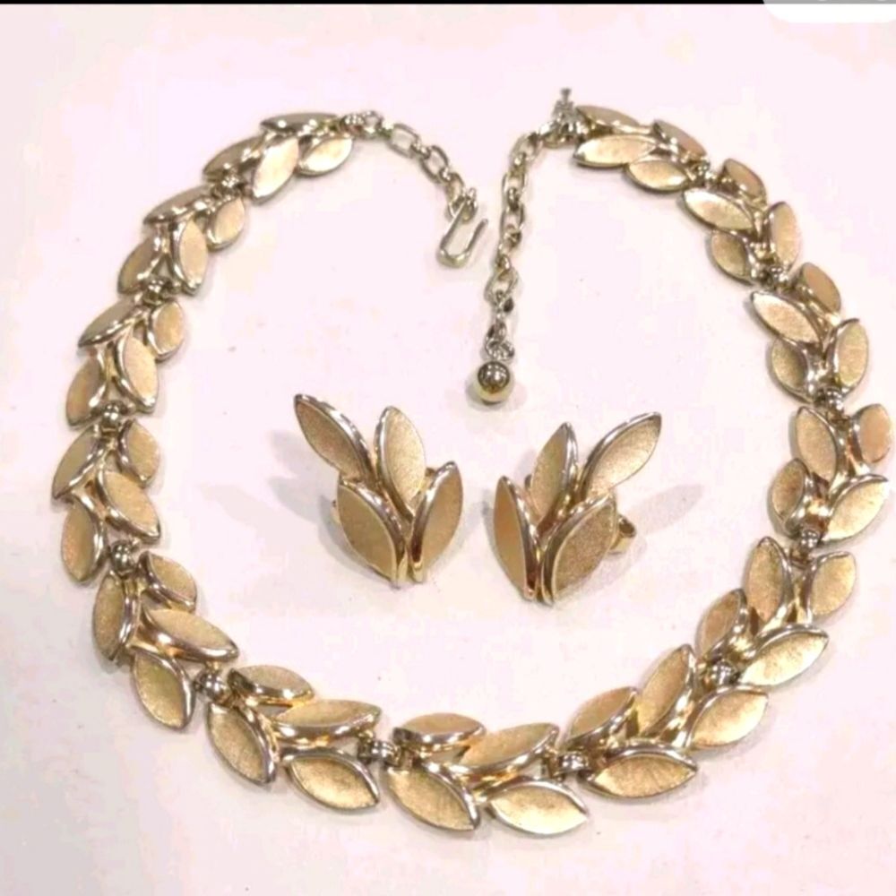 Vintage Gold Tone Crown Trifari Signed Leaf Necklace, Earrings Set